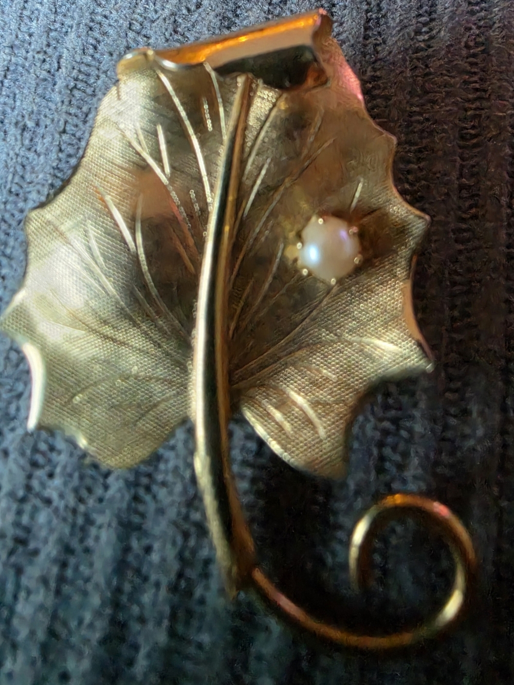 Vintage Gold Tone Leaf Brooch With Pearl